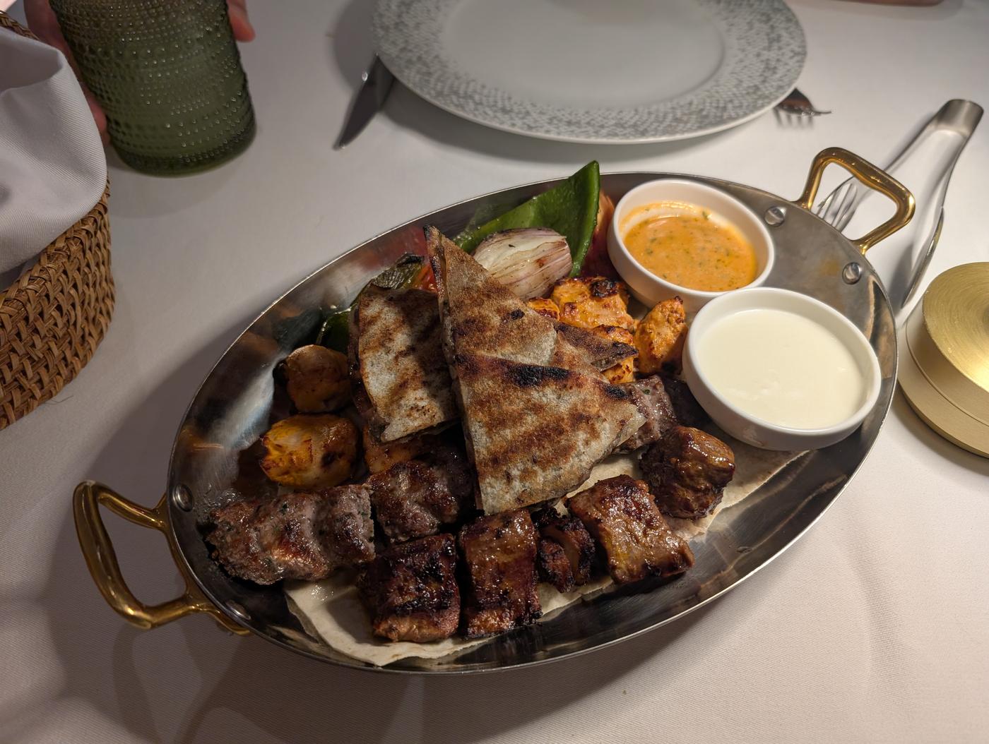 Gemischte Grillplatte mit Saucen